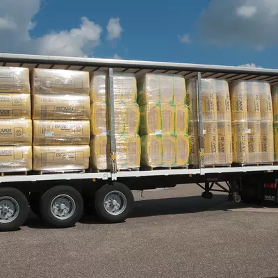 Ingeladen glaswol pakketten in de vrachtwagen