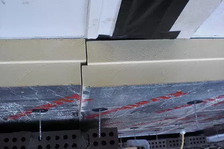 Door kieren en naden verliest een gebouw veel warmte en energie