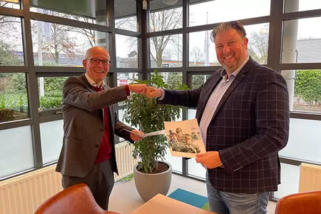 Mark van Houten geeft een boks