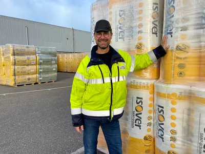 Mark Rippens als trotse fabrieksdirecteur bij ISOVER Nederland