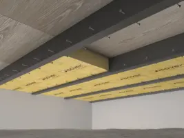 Isoleren van een houten vloer met spijkers in de kruipruimte