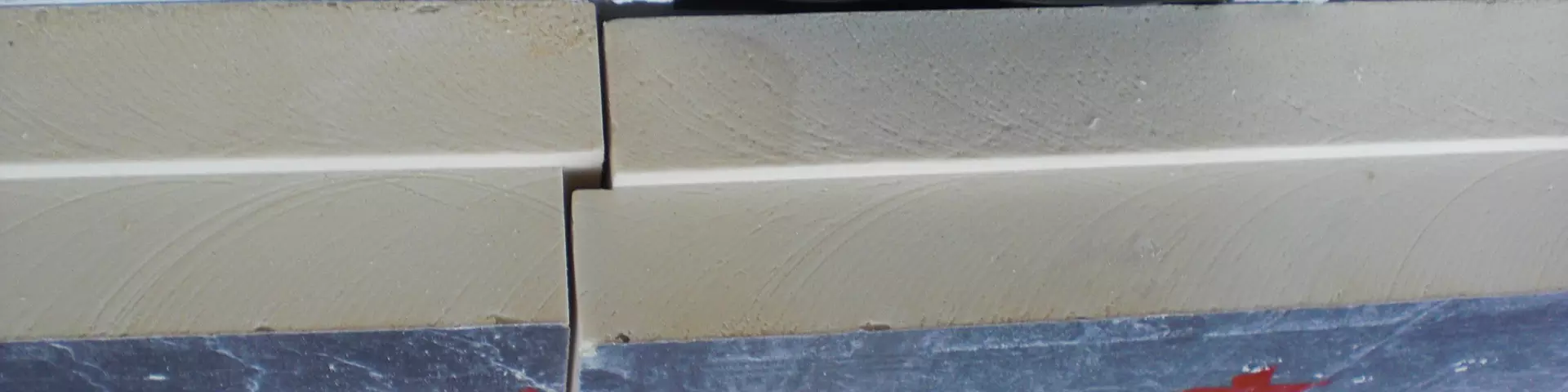 Door kieren en naden verliest een gebouw veel warmte en energie