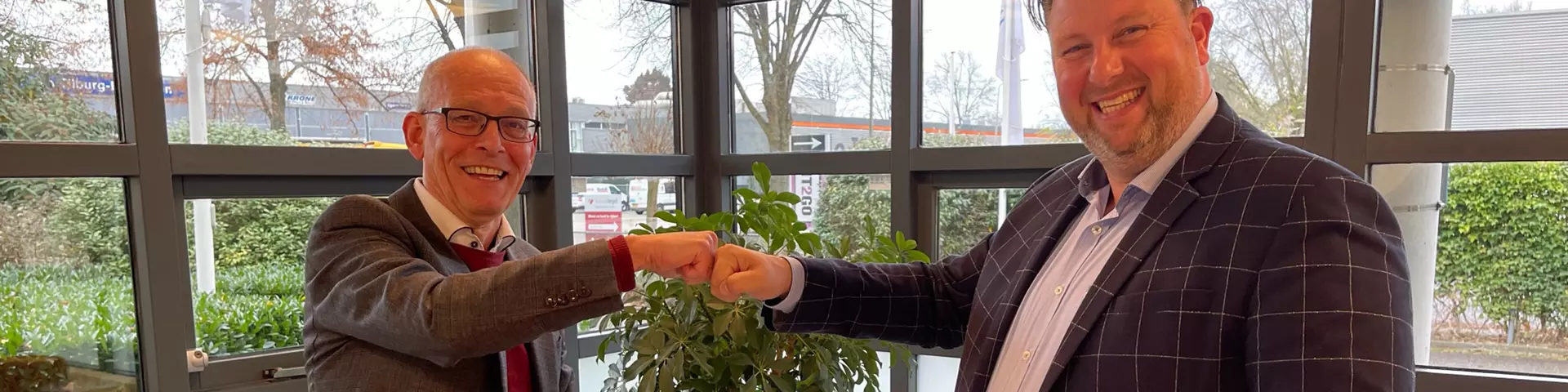 Mark van Houten geeft een boks