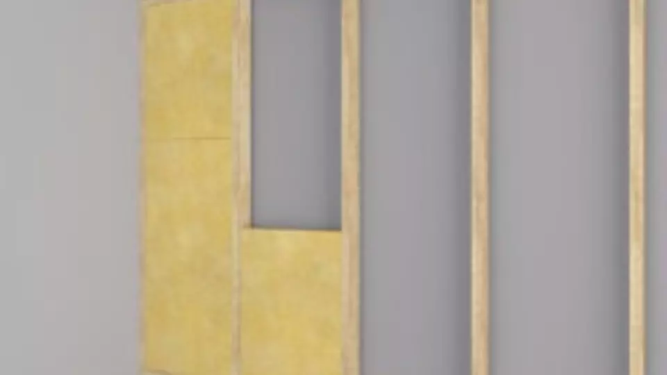 Plaatsen van isolatiemateriaal tussen de houten regels