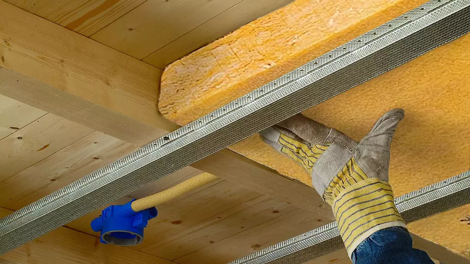 Plaatsen van ISOVER Isolatiemateriaal bij een plafond