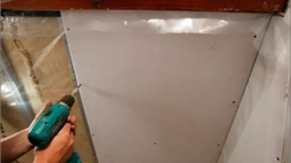 Afwerking van een schuindak met gipsplaten