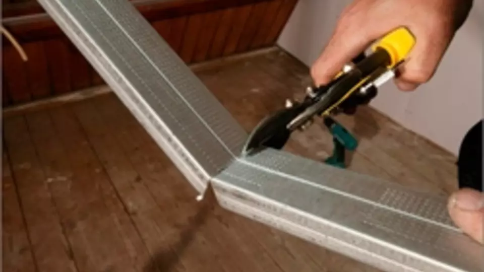 Knippen van Metal Stud / Metalen profielen met een tang