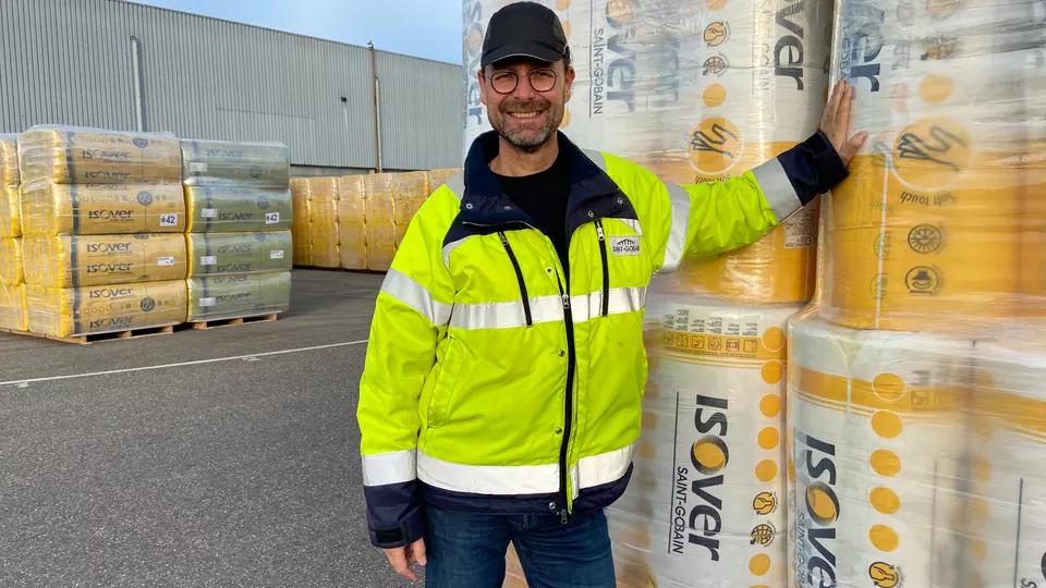 Mark Rippens als trotse fabrieksdirecteur bij ISOVER Nederland